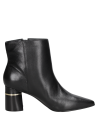 Botín de cuero negro para mujer, diseño clásico y minimalista, con tacón estable y detalle metálico que añade contraste.