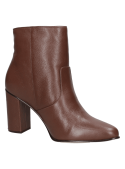 Botín de cuero café para mujer, ideal para uso diario, con caña media que ofrece buena sujeción y estilo moderno.