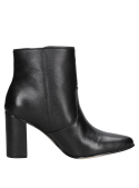 Elegante botín de cuero negro para mujer, texturizado y versátil para combinar con diferentes estilos.