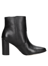 Elegante botín de cuero negro para mujer, texturizado y versátil para combinar con diferentes estilos.