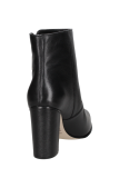 Sofisticado botín negro de cuero para mujer, con punta redondeada que combina estética y confort.
