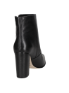 Sofisticado botín negro de cuero para mujer, con punta redondeada que combina estética y confort.