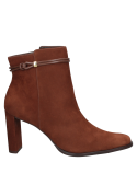 Botín clásico de cuero café para mujer, caña media que abraza el tobillo, diseño refinado con detalles metálicos.