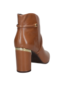 Calzado casual de cuero camel, corte asimétrico con correa decorativa y apariencia lisa y pulida.