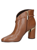Calzado de cuero camel para mujer, estilo moderno, con inserto metálico en el tacón y corte asimétrico elegante.