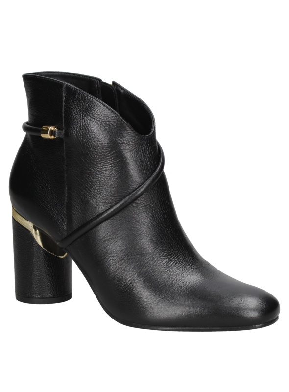 Botín camel de cuero para mujer, diseño casual con tacón ancho y alto, correa decorativa cruzada con adorno metálico.