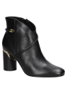 Botín femenino de cuero negro, líneas limpias y superficie pulida, ideal para un look casual sofisticado.