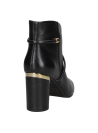 Botín casual de cuero negro para mujer, con inserto metálico en el tacón que aporta un toque vanguardista al calzado.