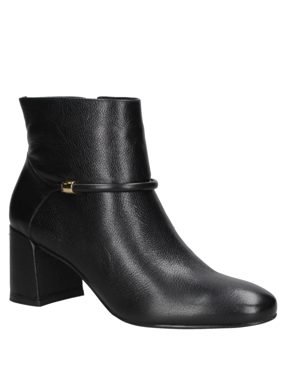 Botín burdeos de cuero para mujer, diseño elegante con tacón ancho y cuadrado, ideal para atuendos casuales y formales.