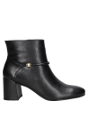 Botín de cuero negro con punta redondeada, perfecto para atuendos formales y casuales, equilibrando estilo y funcionalidad.