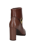 Botín casual de cuero café para mujer, elegante y moderno, con hebilla decorativa y corte clásico que cubre el tobillo.