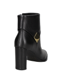 Botín elegante de cuero negro con hebilla moderna, solapa distintiva y taco alto, combinando estilo y confort.
