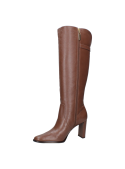 Bota de cuero café con cierre decorativo y hebilla lateral, ideal para climas fríos, ofreciendo estilo y protección.