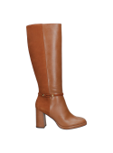 Bota camel de cuero con caña alta hasta la rodilla, perfecta para combinar estilo y funcionalidad en otoño.