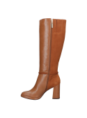 Elegante bota camel para mujer, estilo casual, con taco tipo bloque que ofrece estabilidad y comodidad al caminar.