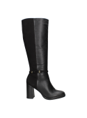 Bota de cuero negro con taco bloque y correa decorativa, combina funcionalidad y estilo para otoño e invierno.