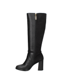 Bota de cuero negro con correa delgada y pieza metálica decorativa en el empeine, ideal para invierno.