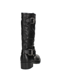 Bota negra de cuero para mujer, estilo biker, caño alto con hebillas y remaches, diseño rústico y resistente.