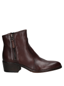 Botín de cuero café para mujer, estructura bien definida con altura media, perfecto para uso prolongado y versátil.