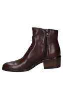 Botín de cuero café para mujer, estilo minimalista con punta redondeada, combina confort y sofisticación.