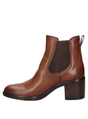 Botín Chelsea de cuero café para mujer, diseñado con caña corta y elástico lateral para un ajuste cómodo.