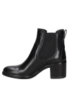 Elegante botín Chelsea de cuero negro para mujer con lengüeta trasera, perfecto para un ajuste cómodo y versátil.