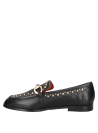 zapato tipo mocasín de cuero negro para mujer con diseño clásico, adornado con tachas y banda metálica, cómodo y sofisticado