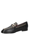 elegante zapato mocasín de cuero negro para mujer con adorno metálico y tachas, adecuado para looks casuales y formales