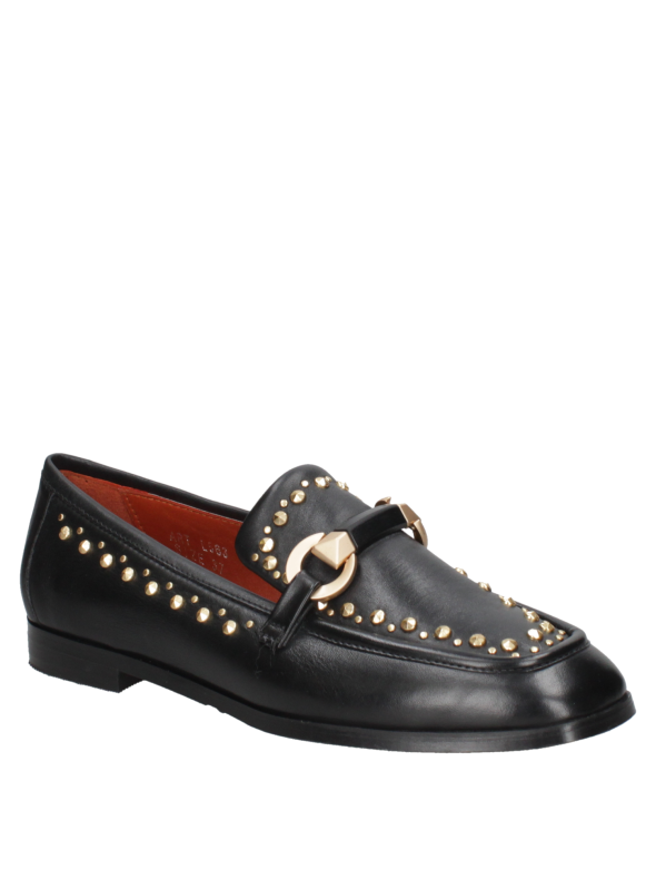 mocasín de cuero negro para mujer con banda decorativa y tachas, combinando elegancia y estilo moderno