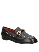 mocasín de cuero negro para mujer con banda decorativa y tachas, combinando elegancia y estilo moderno