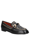 mocasín de cuero negro para mujer con banda decorativa y tachas, combinando elegancia y estilo moderno