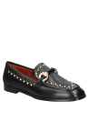 mocasín de cuero negro para mujer con banda decorativa y tachas, combinando elegancia y estilo moderno