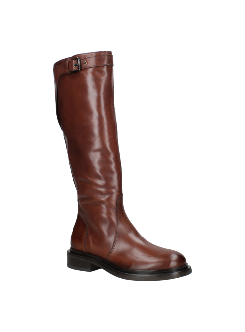 bota café de cuero liso para mujer, diseño clásico y elegante, caño alto bajo la rodilla y punta redondeada.