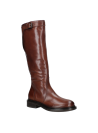 bota café de cuero liso para mujer, diseño clásico y elegante, caño alto bajo la rodilla y punta redondeada.