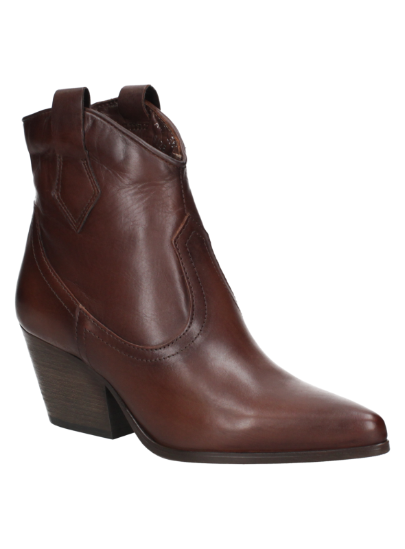 Botín café de cuero para mujer con estructura firme, punta afilada y caña media, perfecto para atuendos casuales o formales.