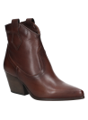 Botín café de cuero para mujer con estructura firme, punta afilada y caña media, perfecto para atuendos casuales o formales.