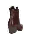Botín de cuero café estilo western para mujer, con taco bloque ancho, ideal para estabilidad y comodidad.
