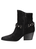 Botín de cuero negro para mujer, costura visible que resalta líneas, diseño robusto con detalle de tachas metálicas.
