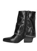 Botín de mujer en cuero negro, diseño estilizado y pulido, perfecto para un estilo urbano y versátil.