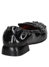 Mocasín de cuero negro para mujer, con acabado brillante y detalle de tachas, ideal para un look audaz.