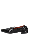 Zapato mocasín negro de cuero para mujer, elegante con punta alargada y remaches metálicos modernos.