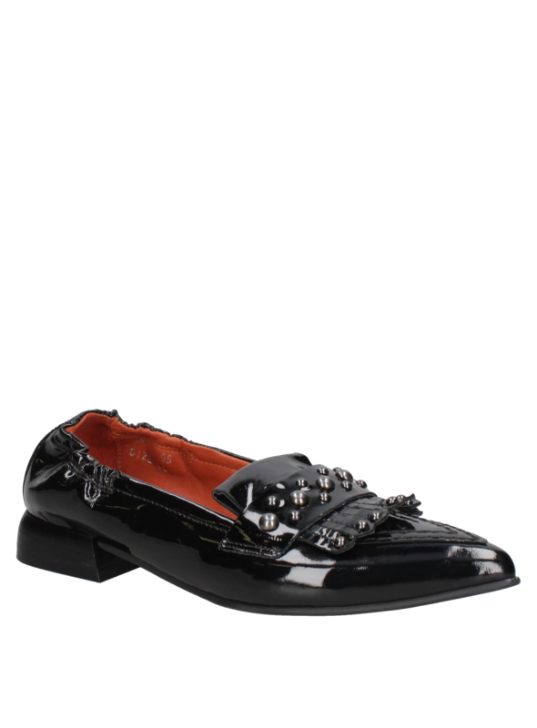 Zapato negro de cuero para mujer con diseño mocasín, detalle de remaches metálicos y acabado brillante.