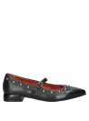Zapato de mujer en cuero negro con tachas, diseño bailarina, hebilla ajustable y taco bajo cuadrado.