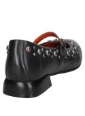 Calzado femenino de cuero negro con tachas, estilo bailarina, hebilla metálica y suela plana para uso diario.