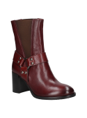 Botín burdeo de cuero para mujer con tachas y caña media que ofrece cobertura óptima para el tobillo.