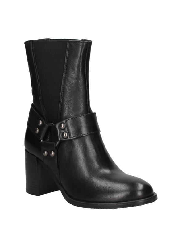 Cuero negro en botín de mujer, con cierre elástico oculto y diseño moderno, ideal para un uso prolongado y confortable.