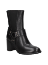 Cuero negro en botín de mujer, con cierre elástico oculto y diseño moderno, ideal para un uso prolongado y confortable.