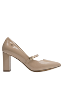 Zapato de charol beige para mujer, sofisticado, con correa ajustable y diseño estilizado para ocasiones laborales.