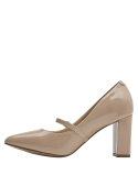 Zapato de charol para mujer, color beige, con aplique metálico decorativo y hebilla en la correa del empeine.