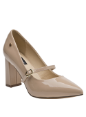 Zapato de charol beige para mujer, elegante y clásico, con punta alargada y correa ajustable en el empeine.